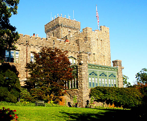 castlehotelandspa.com