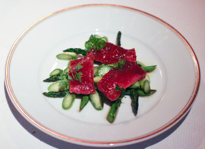 Le coucou Asperges et thon, vinaigre fumé / Tuna with asparagus & smoked wood vinegar