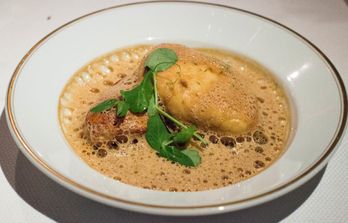 Le coucou Quenelle de brochet, sauce américaine / pike quenelle, lobster sauce