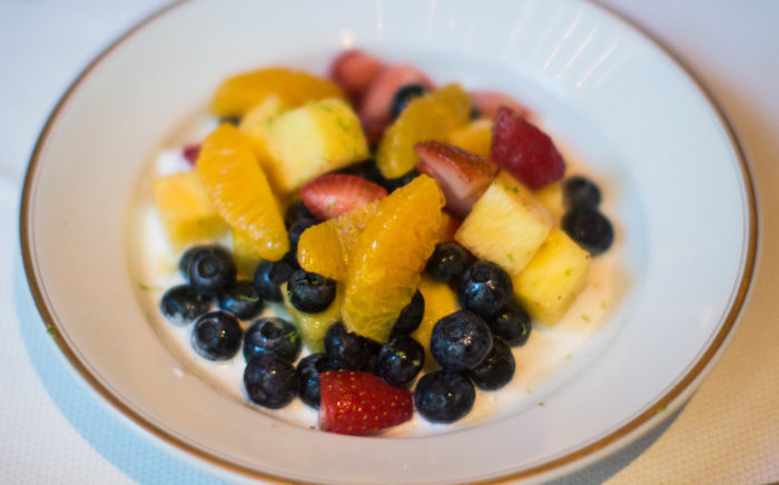 Le coucou Salade de fruits au lait de coco ou crème fraiche - seasonal fruit, coconut milk or crème fraîche