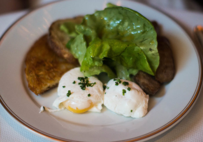 Le Coucou Oeuf spécial - poached eggs, sauce choron, pomme dauphin