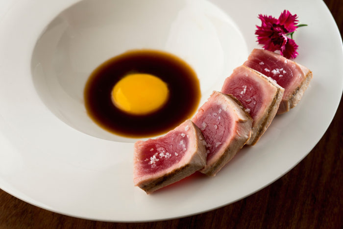 Seared tuna in truffled ponzu and egg yolk - www.zuka.com.br